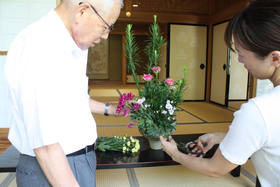 霊峰・信貴山で自分と向き合う「華道」体験